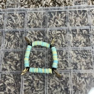 I’m selling a bracelet
